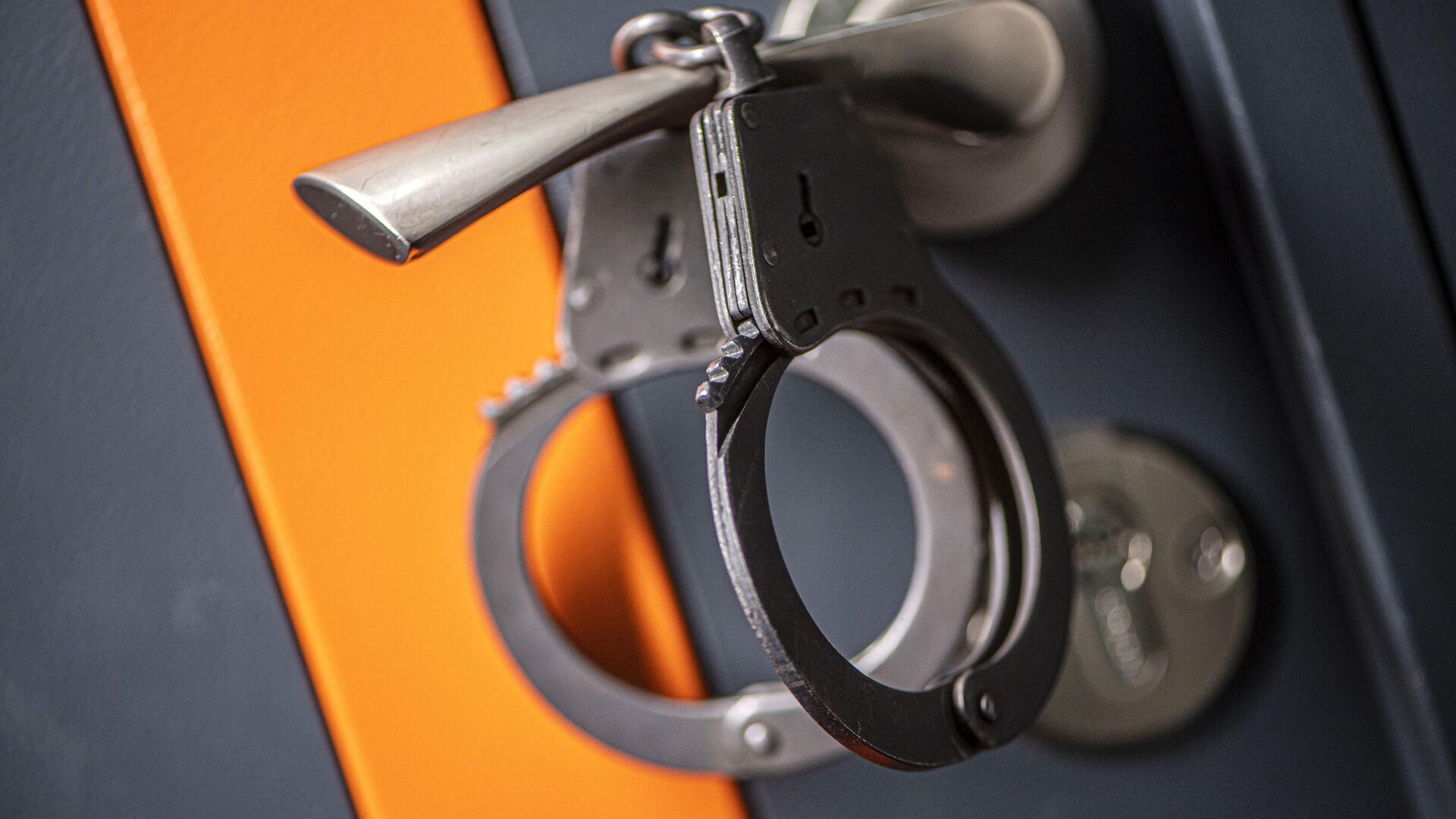 Наручники, висящие на ручке двери