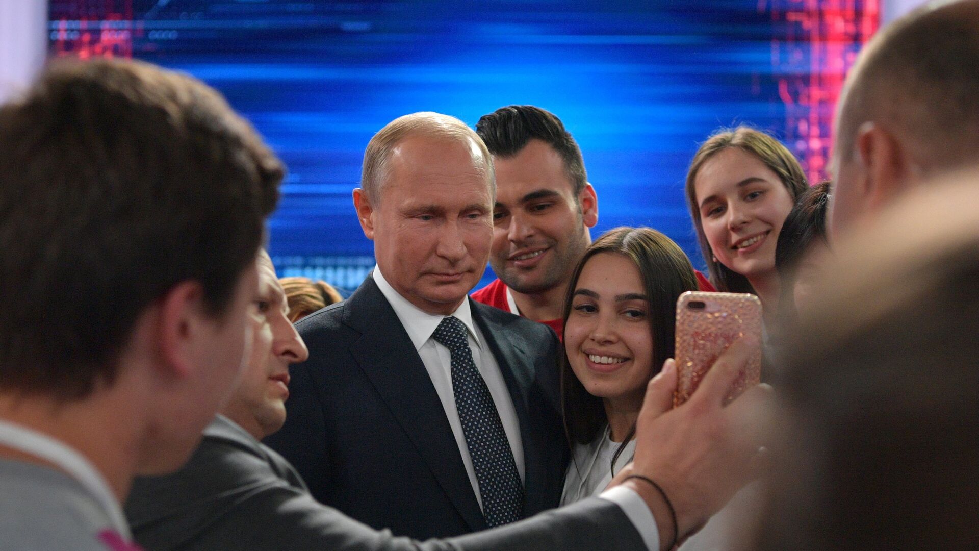 Президент России Владимир Путин фотографируется с волонтерами после ежегодной специальной программы