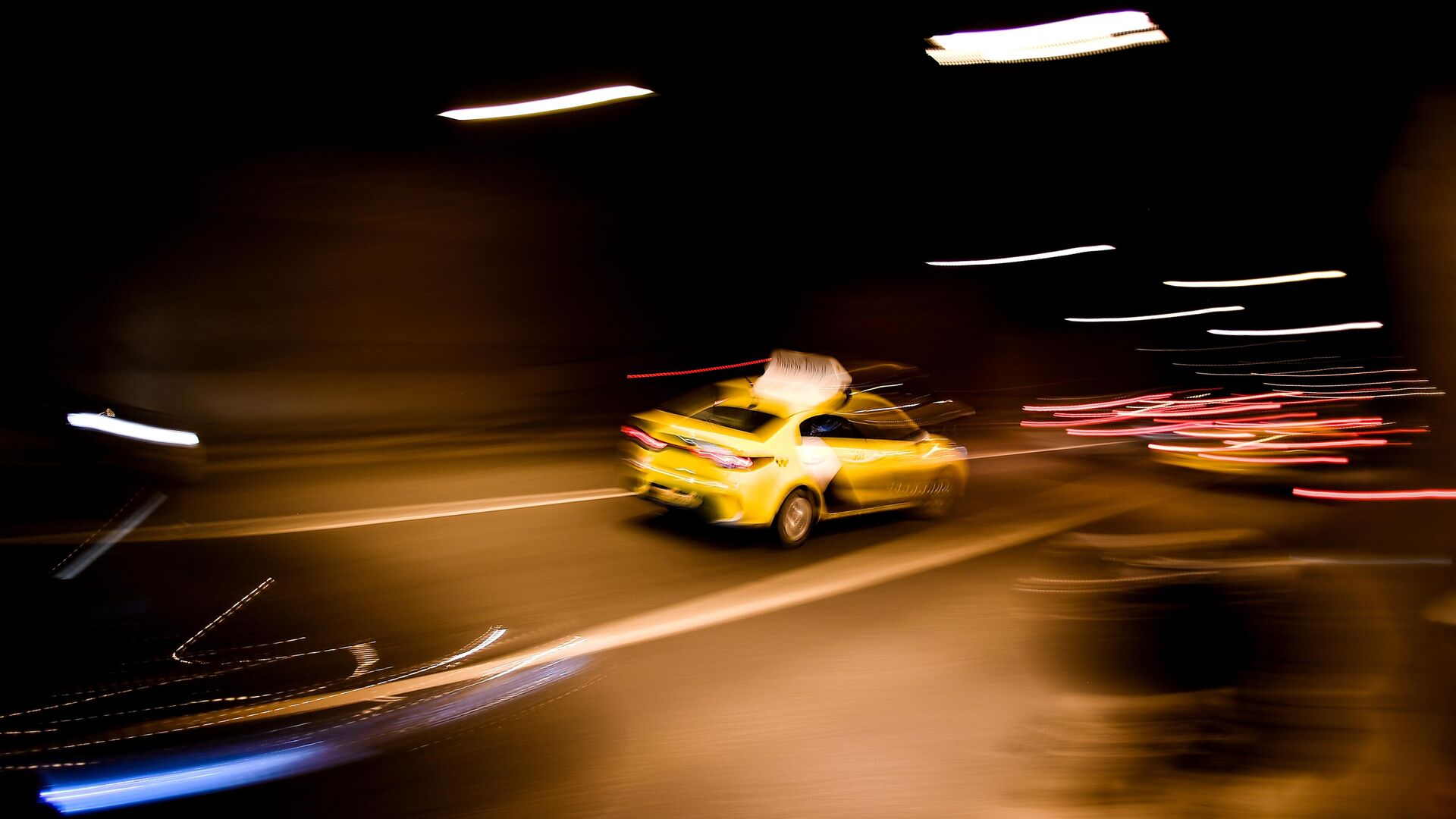 Автомобили в Лефортовском тоннеле в Москве