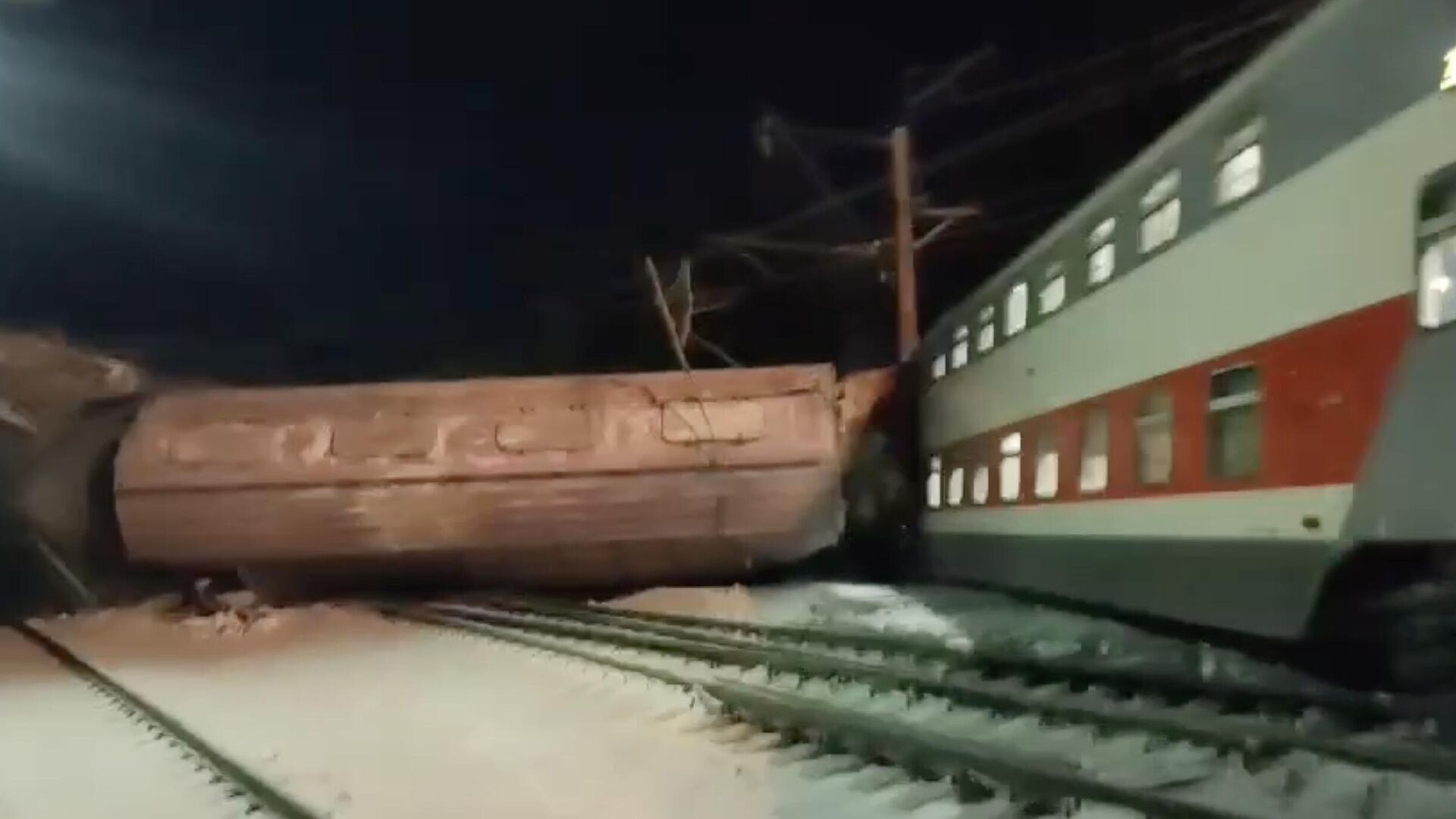 На месте столкновения грузового поезда с пассажирским в Мурманской области. Кадр видео