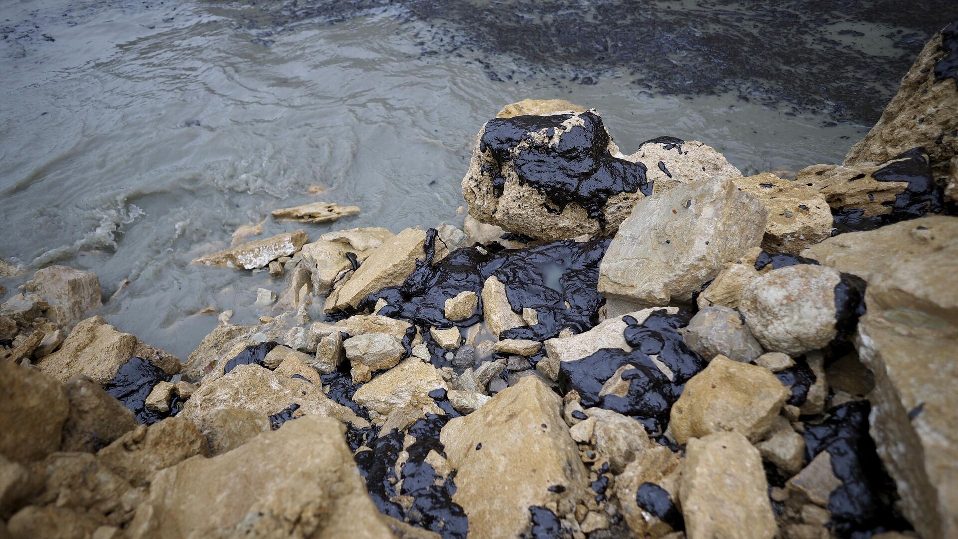 Мазут на камнях у мыса Панагия, где сел на мель танкер