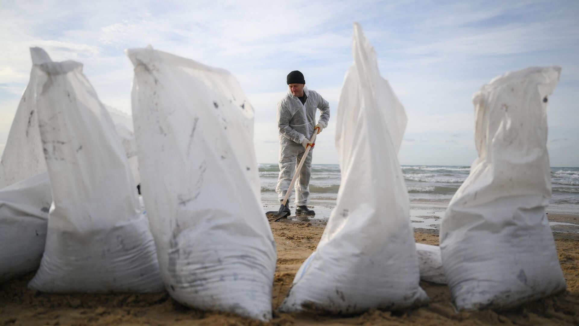 Ликвидация последствий разлива нефти у берегов Анапы