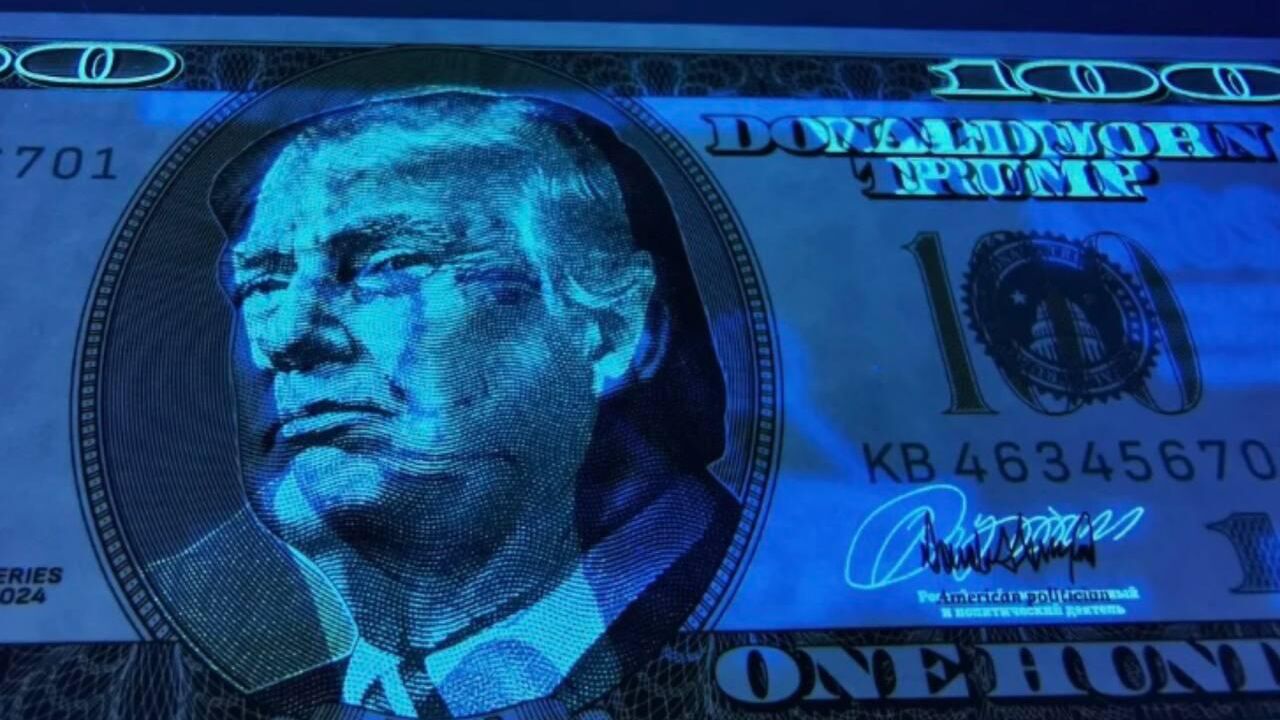 Сувенирная стодолларовая купюра с изображением президентов России и США Владимира Путина и Дональда Трампа