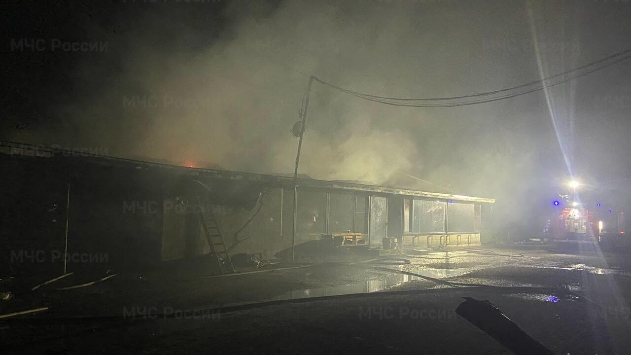 Место пожара в здании деревообрабатывающего производства в поселке Пригородный близ Краснодара