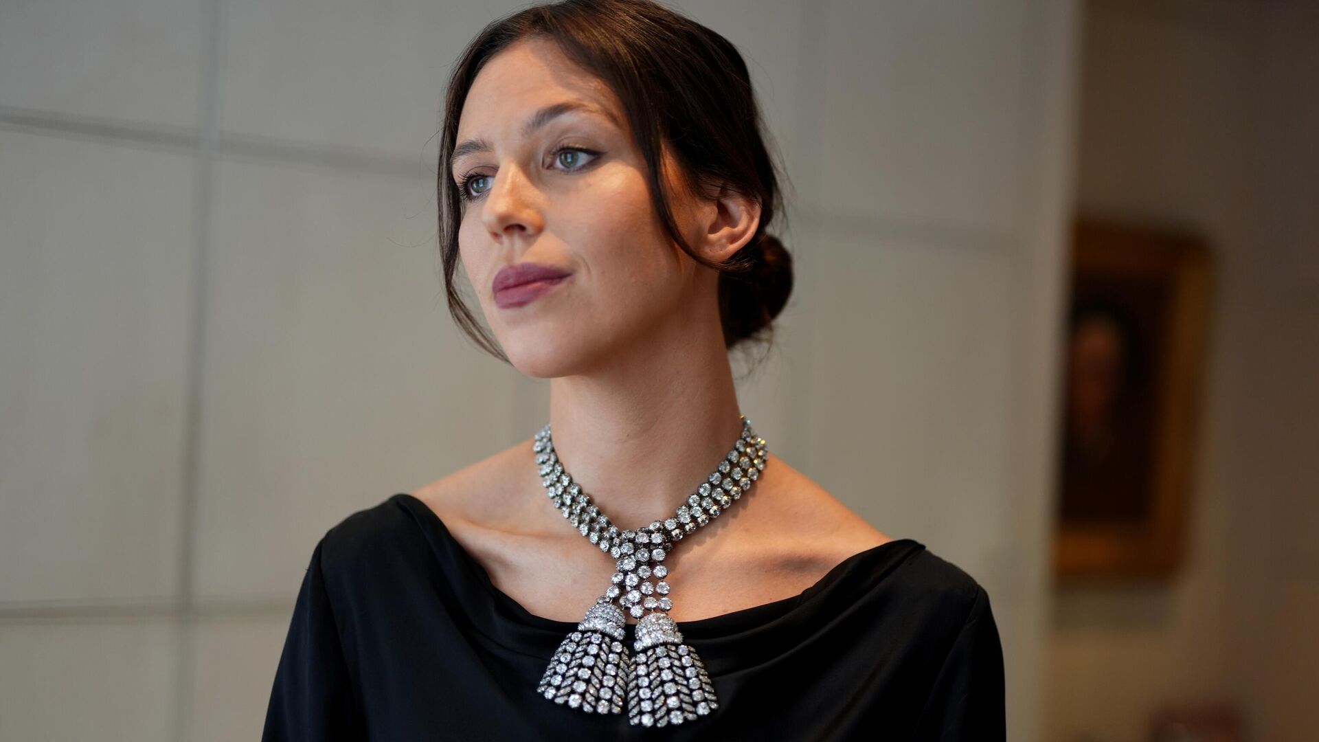 Девушка в ожерелье 18 века, проданная на аукционе Sotheby's