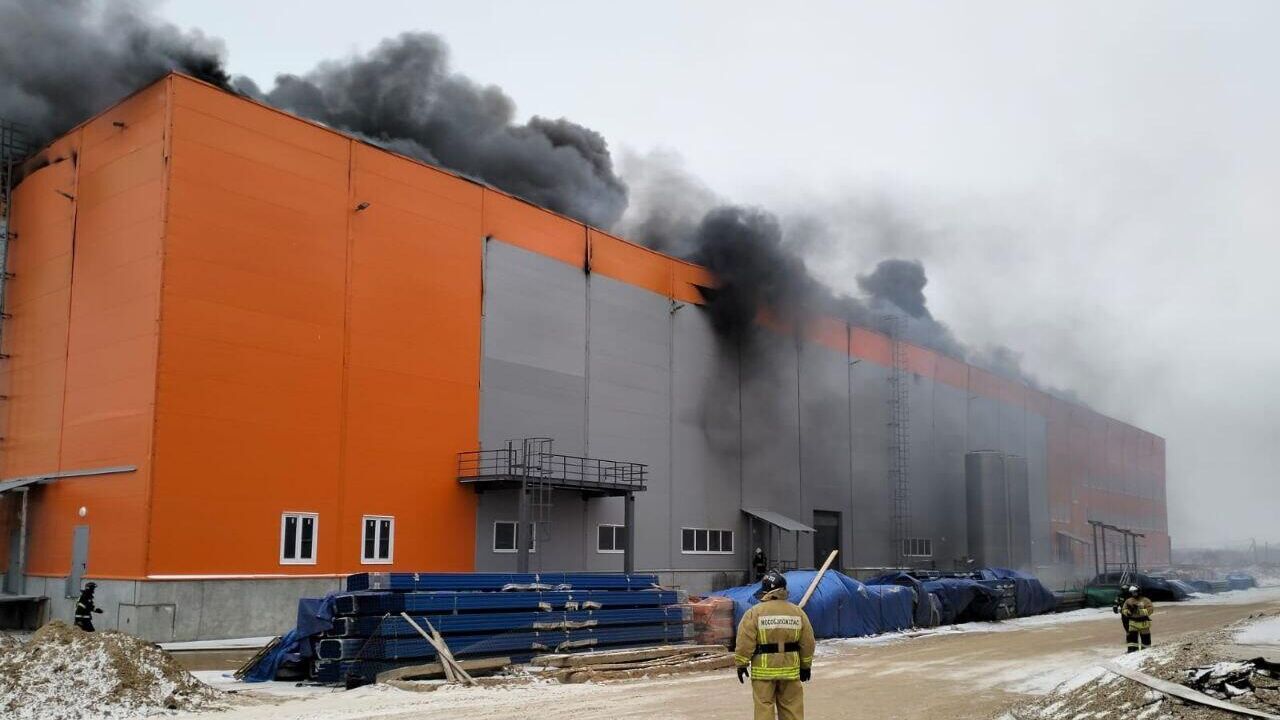 Тушение пожара на складе в Клину Московской области