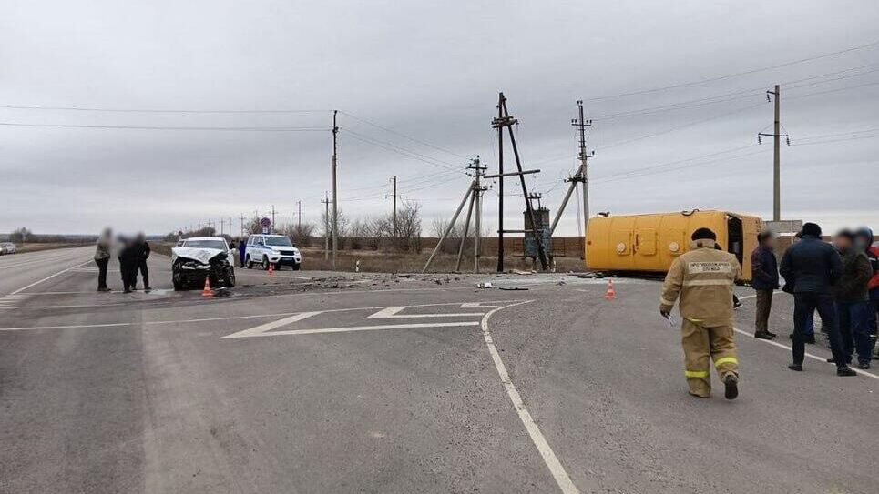 Место аварии с участием школьного автобуса на трассе недалеко от Волгограда