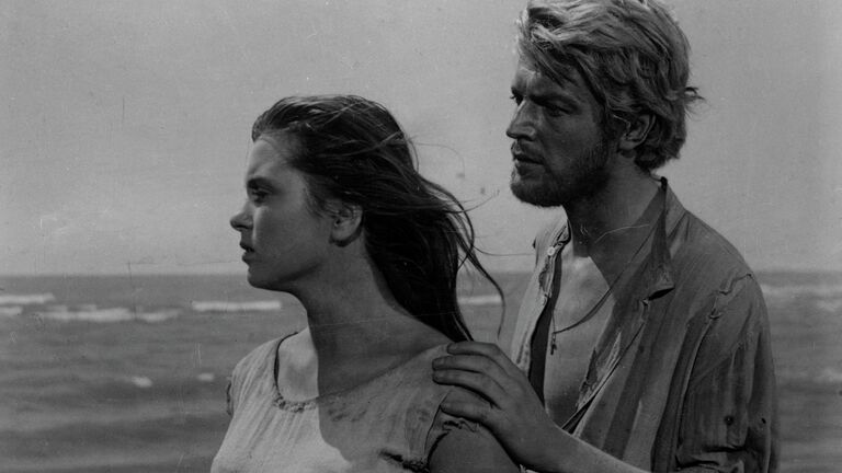 Изольда Извицкая и Олег Стриженов в фильме «Сорок один» class=