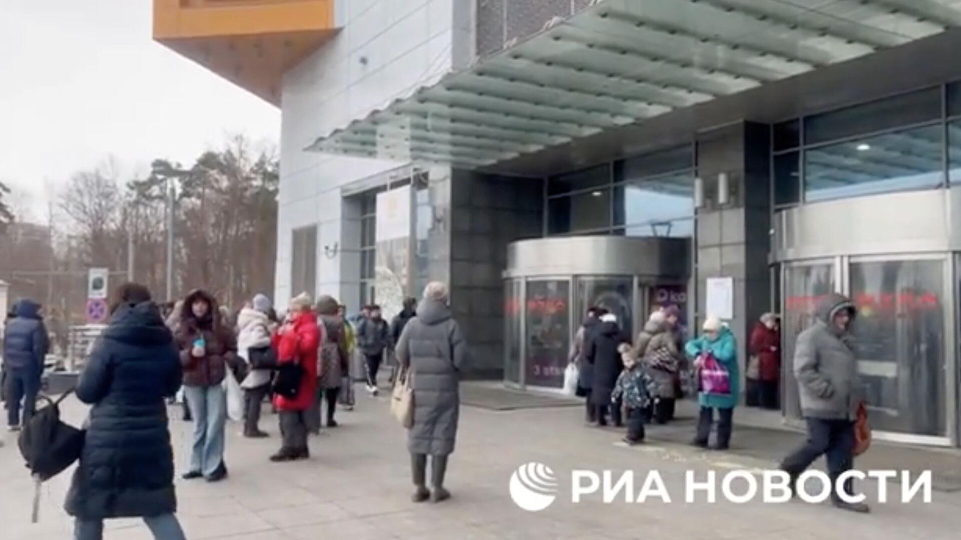 Люди возле торгового центра