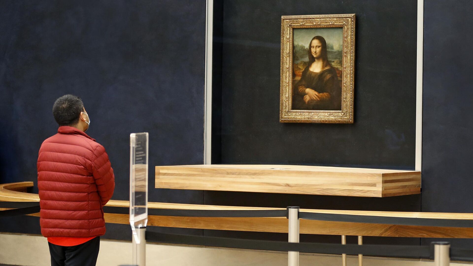 Картина Моны Лизы Леонардо да Винчи в Лувре