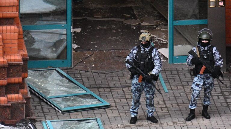 Сотрудники правоохранительных органов на месте взрыва в жилом комплексе «Алые паруса» на северо-западе Москвы