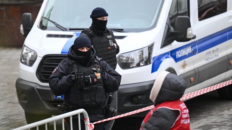 Сотрудники правоохранительных органов на месте взрыва в жилом комплексе