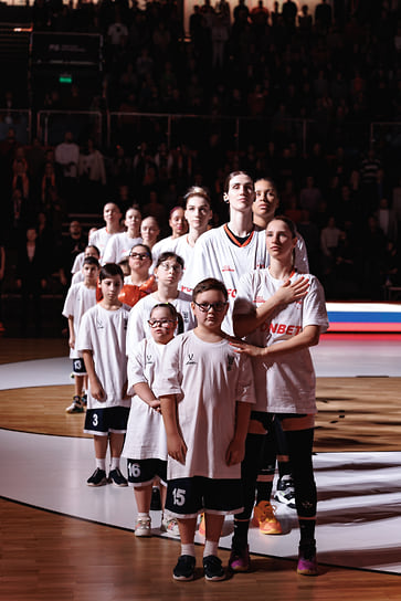 Женская сборная УГМК во время исполнения гимна перед финальным матчем Кубка России по Фонбет