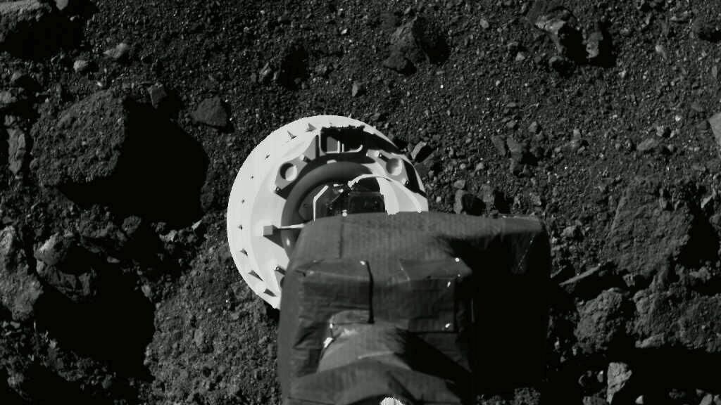 Фотография OSIRIS-REx, приближающегося к поверхности астероида Бенну, сделанная во время испытательного маневра 11 августа 2020 года