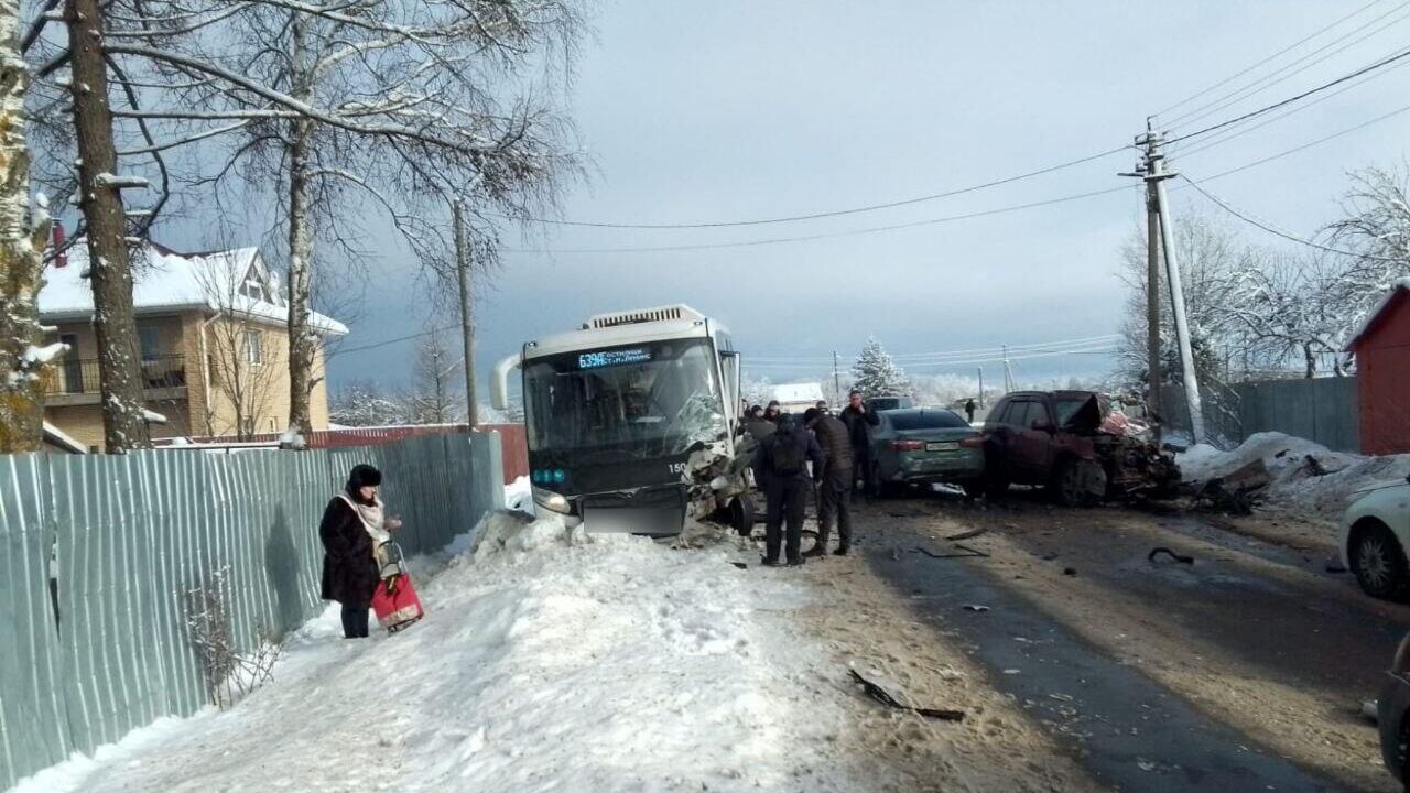 На месте ДТП с автобусом в деревне Гостилицы Ленинградской области