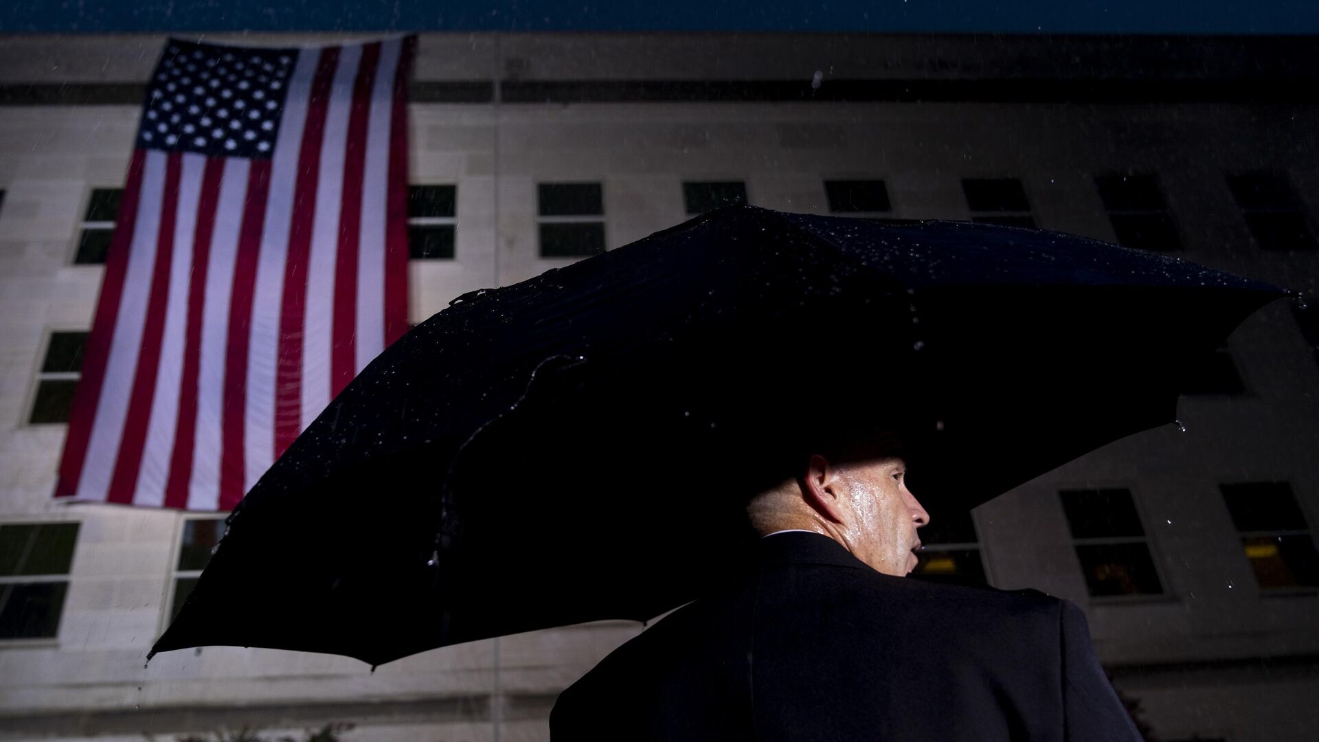 Американский флаг на здании Пентагона