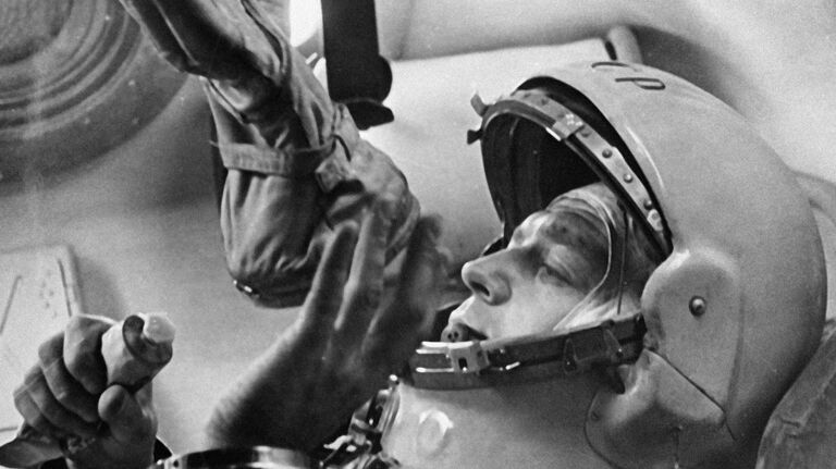 Заслуженный артист РСФСР Олег Стриженов в роли космонавта Бородина в художественном фильме