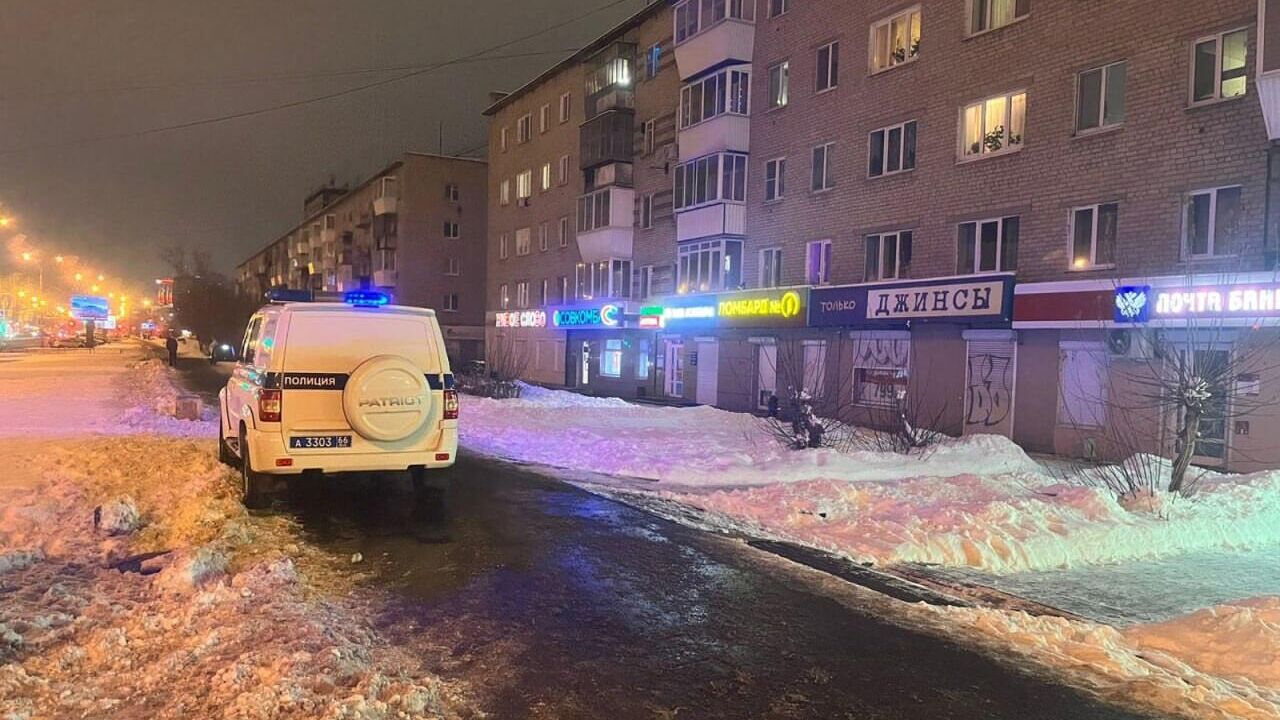 Место инцидента, когда неизвестный в маске ограбил банк в Екатеринбурге