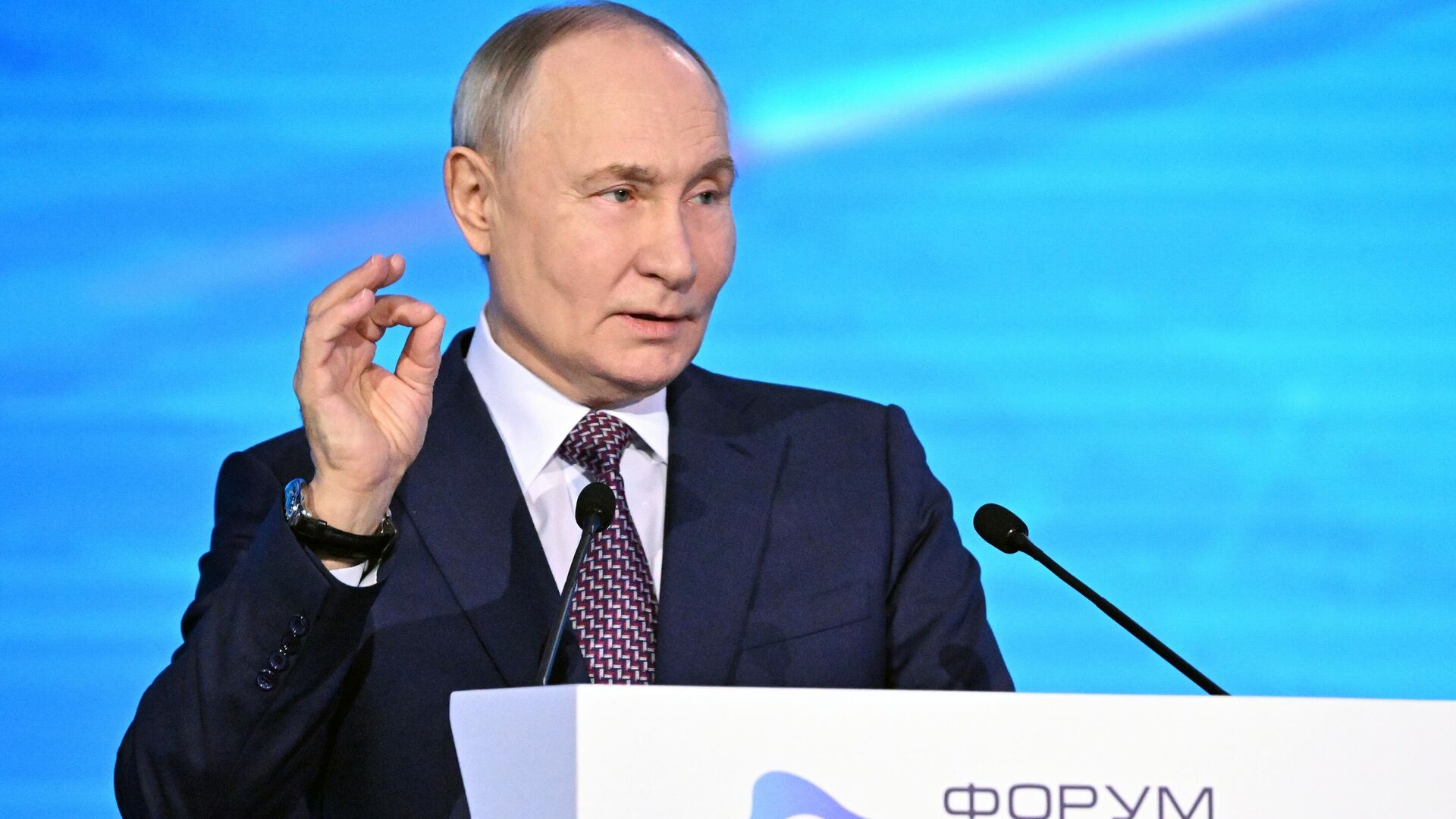 Президент РФ Владимир Путин выступает на пленарном заседании Форума будущих технологий в Москве