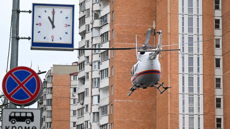 Вертолет спасательной службы МЧС России на месте взрыва в жилом комплексе «Алые паруса» на северо-западе Москвы