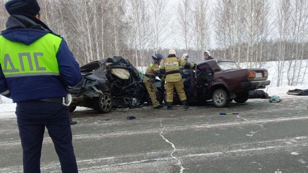 Последствия столкновения двух автомобилей в Новосибирской области. 4 февраля 2025 г.