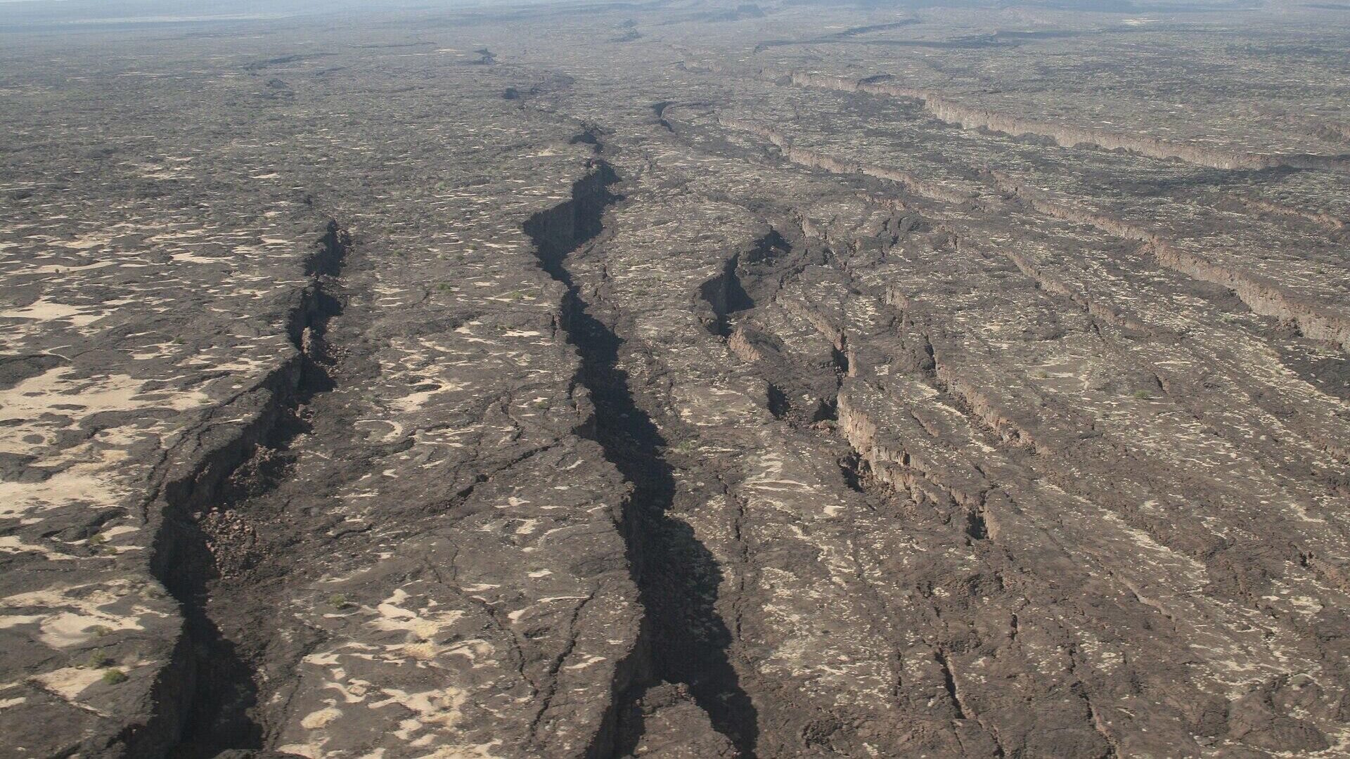 Разлом, образованный извержением вулкана Даббаху, Афар, Эфиопия