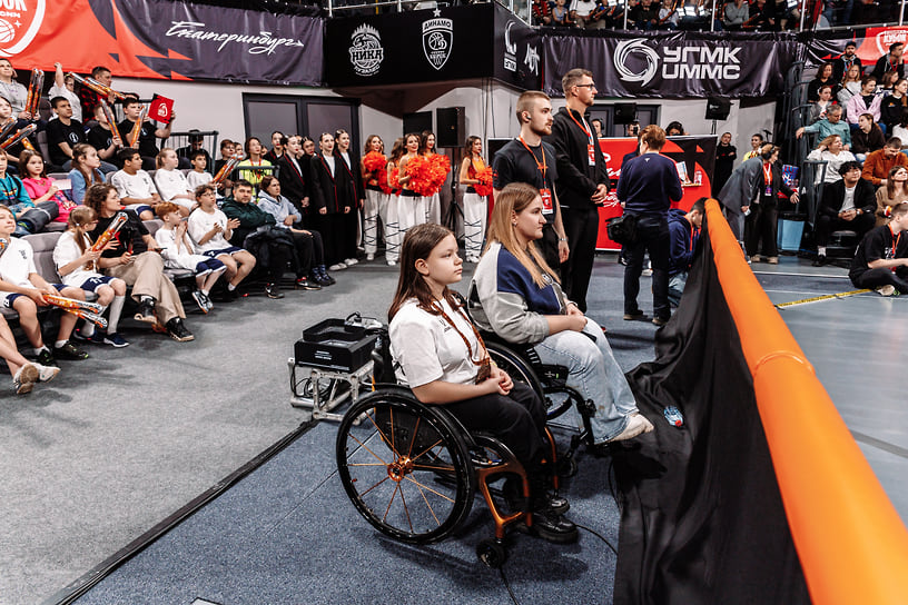 Зрители смотрят финальный матч Кубка России по футболу среди женских команд