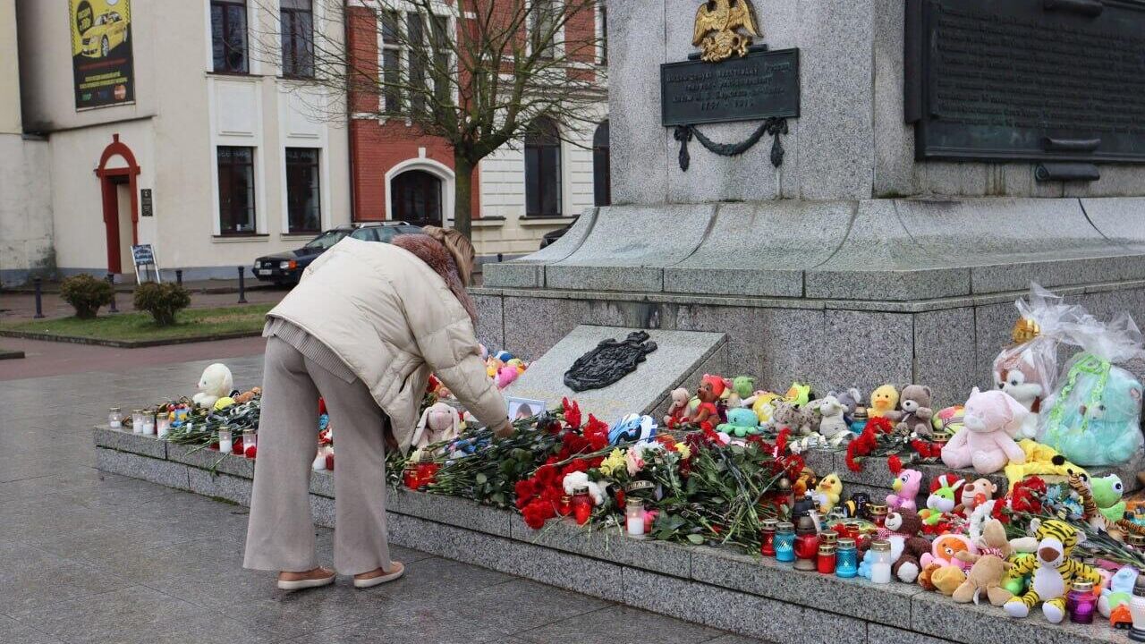 Стихийный мемориал у памятника Барклаю де Толли в память об убитом мальчике в Черняховске Калининградской области