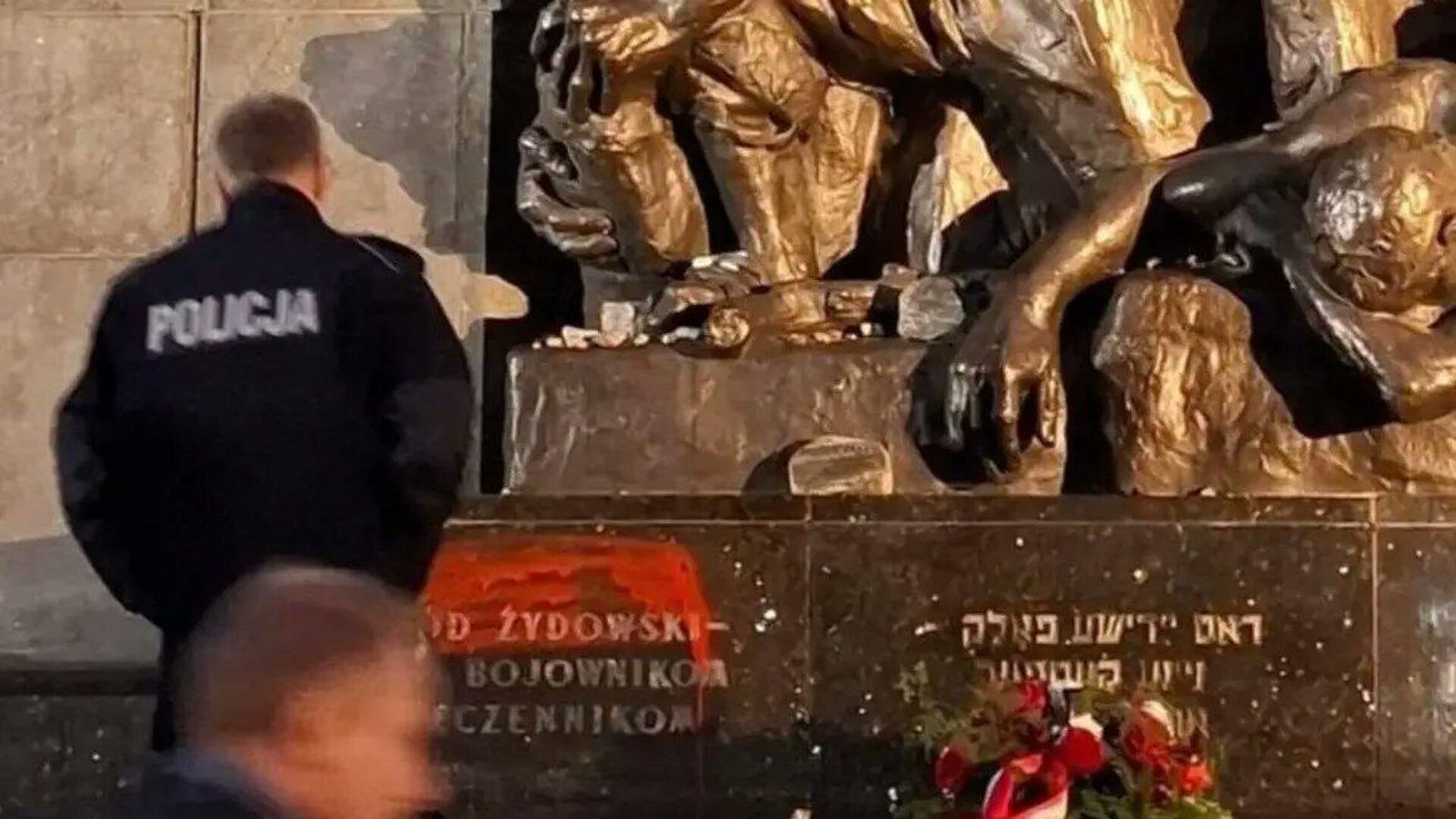 Вандалы бросают краску на памятник героям гетто в Варшавском районе Муранов