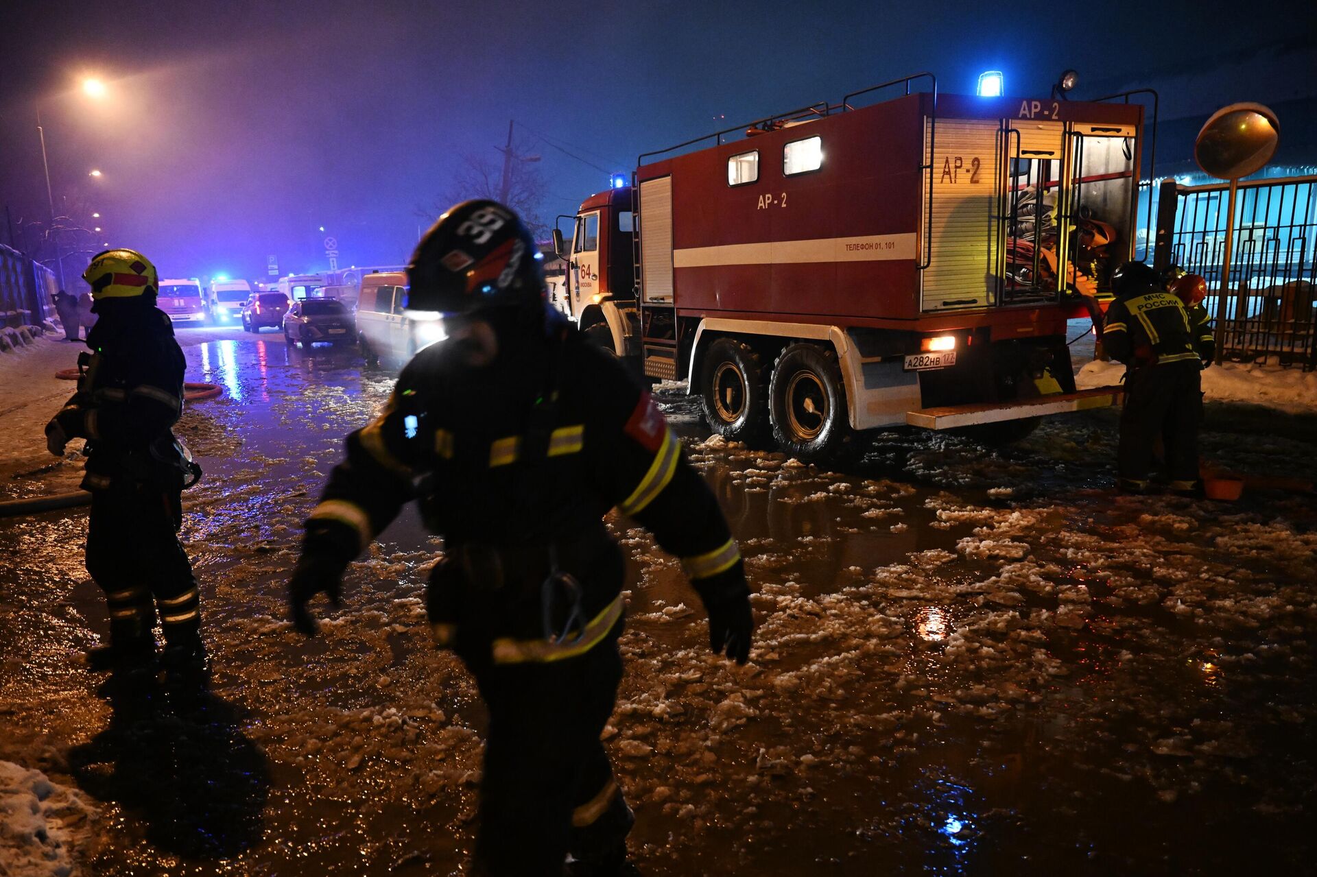 На Варшавском шоссе горит административное здание