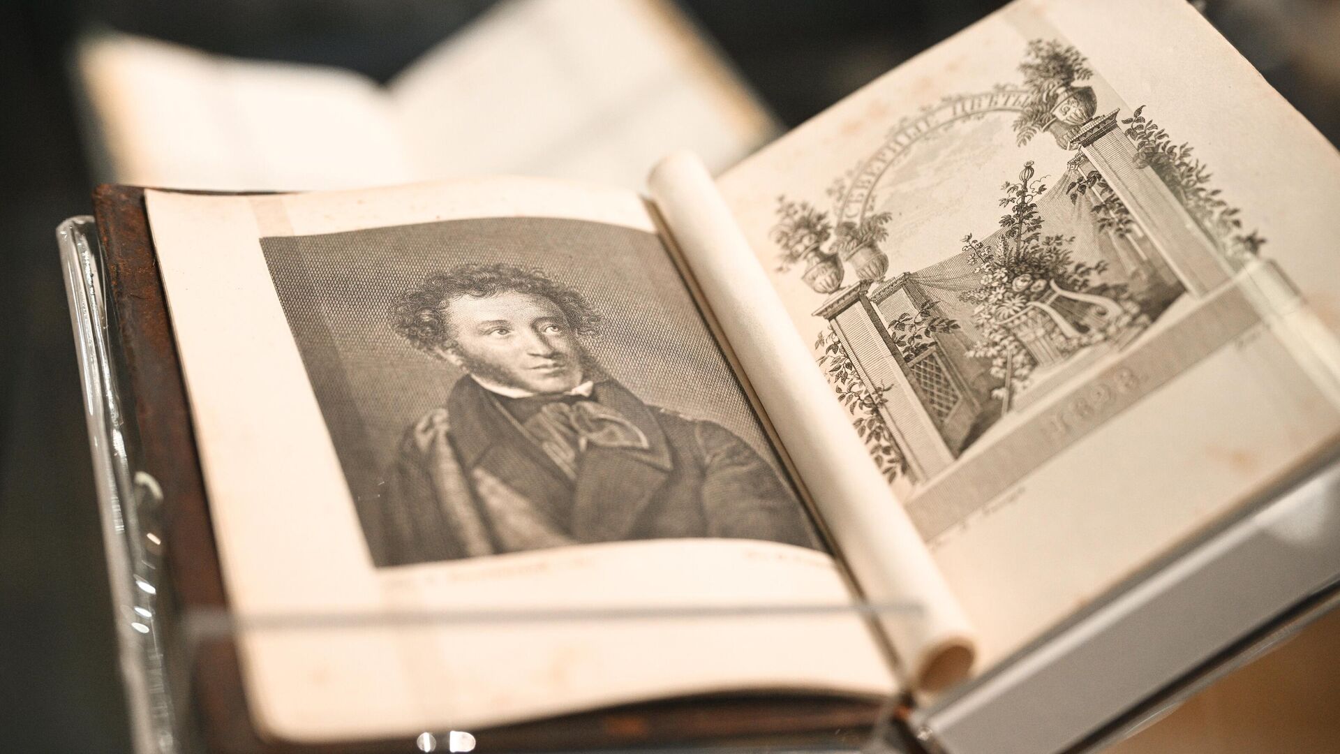 Фотография А. С. Пушкина на страницах книги Пушкин. Страницы истории в Историческом музее