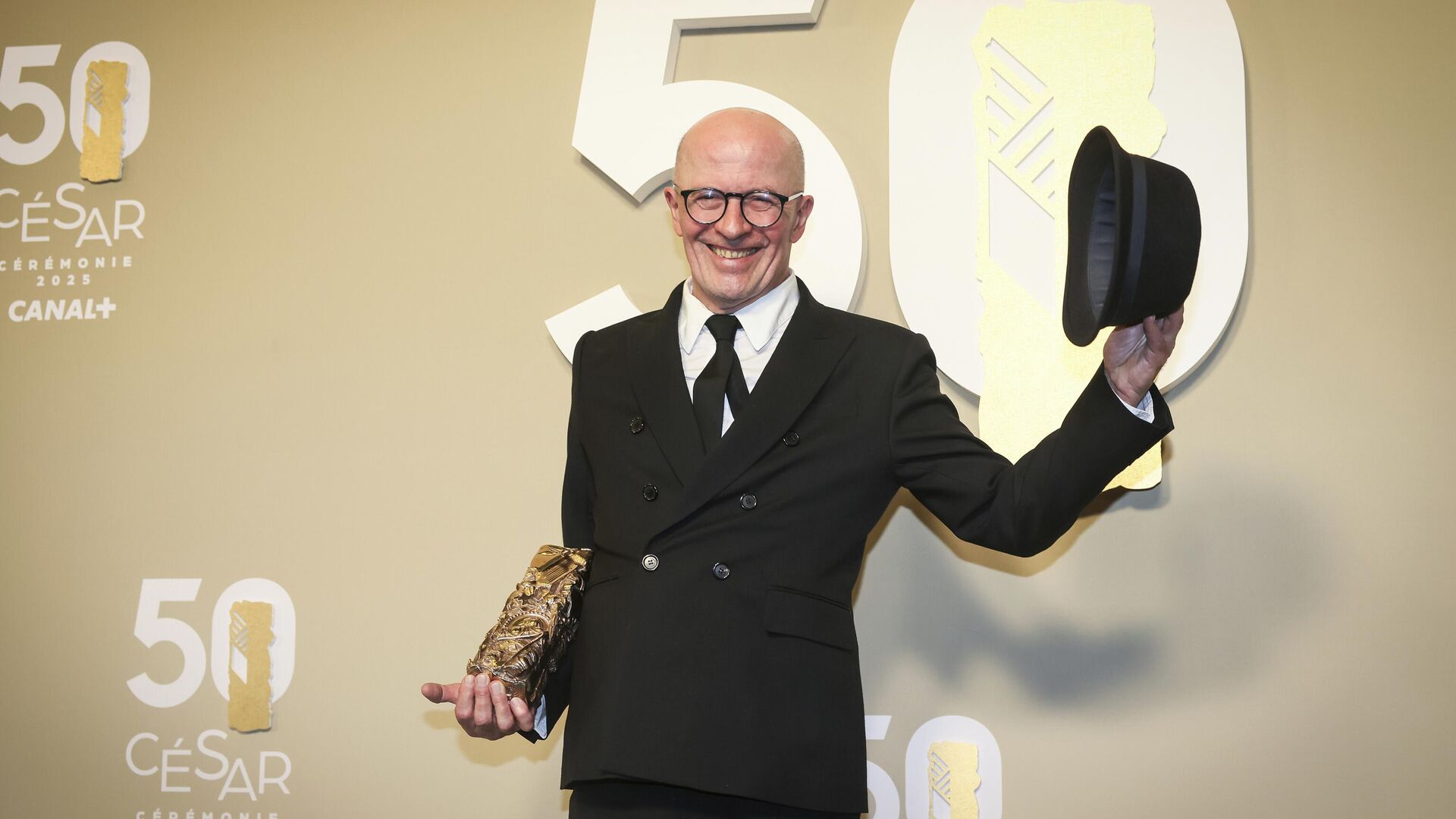 Жак Одиар после получения награды за фильм Эмилия Перес во время 50-й церемонии вручения премии Сезар в Париже. 1 марта 2025