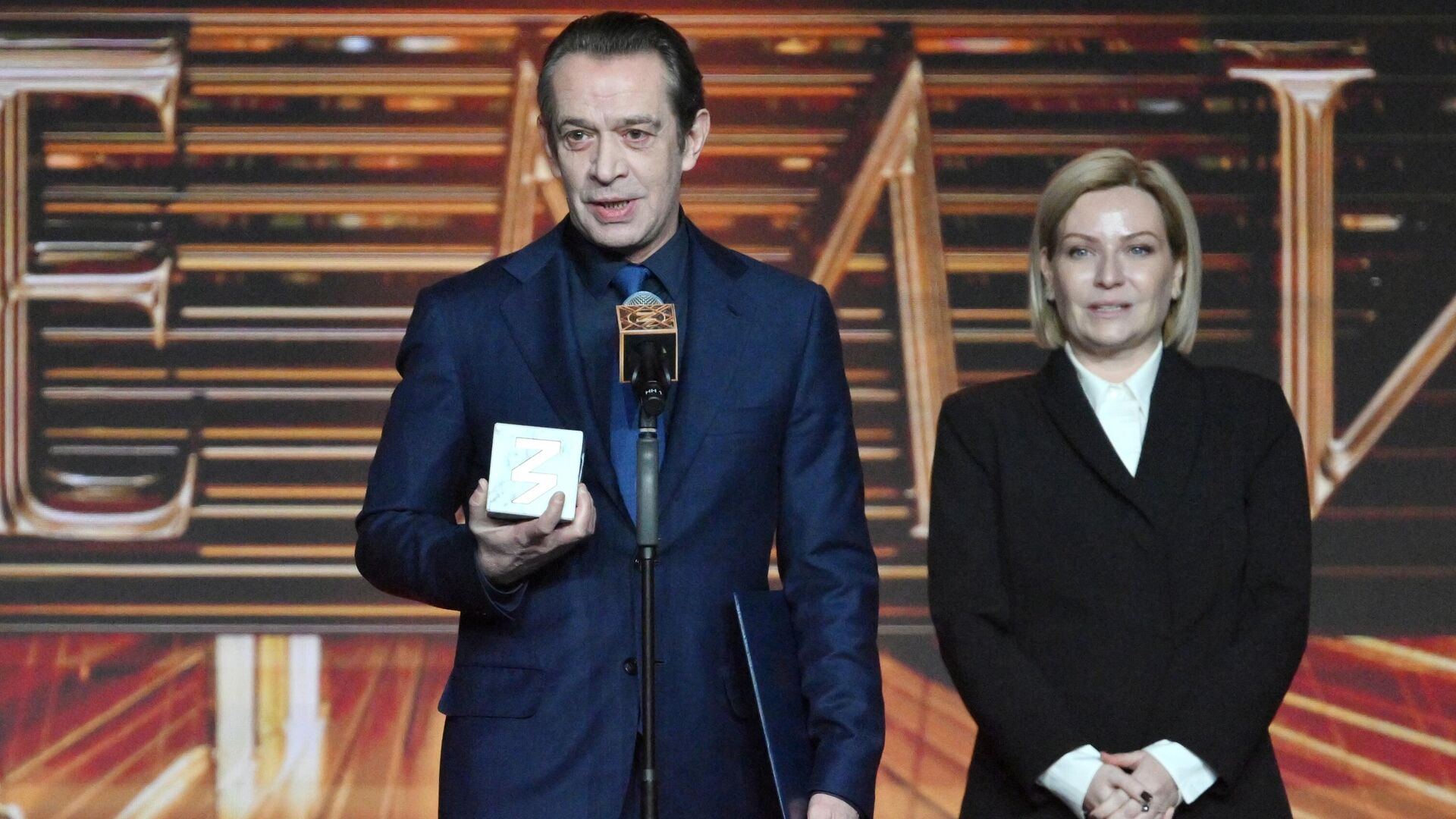 Народный артист России, худрук Театра Олега Табакова и Современника Владимир Машков и министр культуры РФ Ольга Любимова на торжественной церемонии вручения просветительской награды Знание.Премия в Национальном центре Россия в Москве