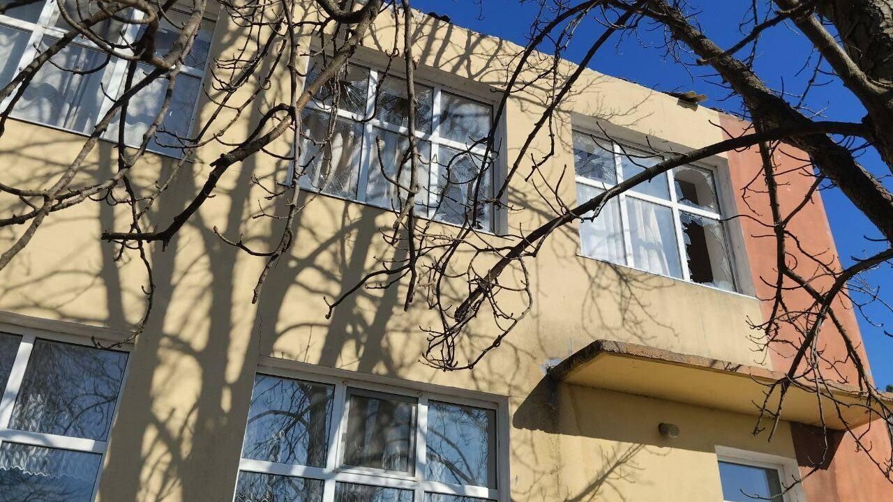 Последствия обстрела территории действующего детского сада Каменки-Днепровской со стороны ВСУ