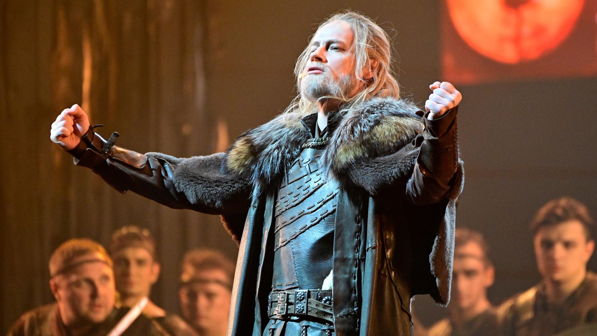 Певец Shaman (Ярослав Дронов) в роли князя Владимира в сцене из этно-оперы Князь Владимир Игоря Матвиенко на сцене Ледового дворца в Санкт-Петербурге