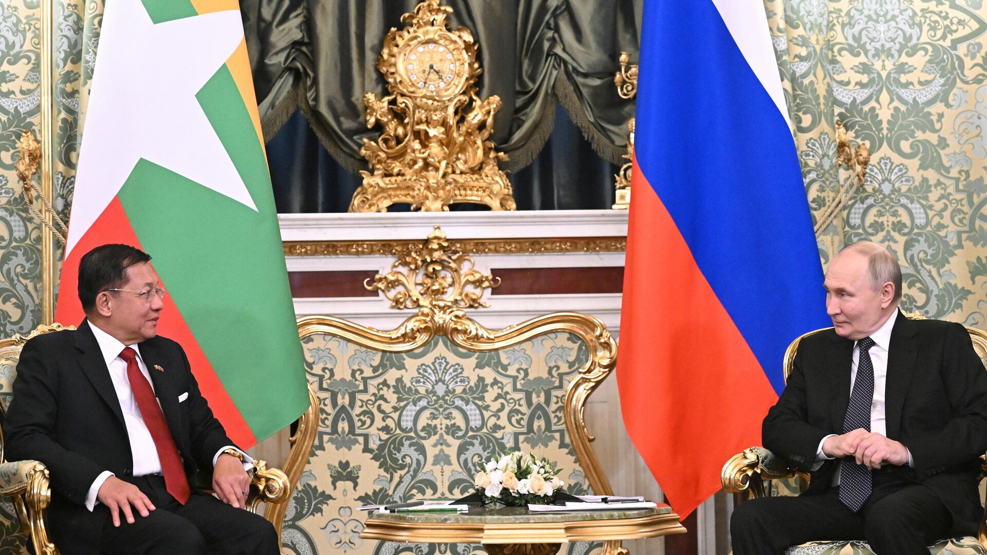 Президент РФ Владимир Путин и председатель Государственного административного совета, премьер-министр Республики Союз Мьянма Мин Аун Хлайн во время встречи