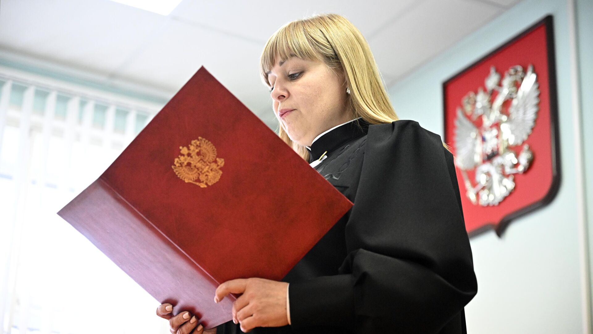 Заседание суда по делу блогера, оставившего оскорбительные граффити на домах в Судже. 10 апреля 2025