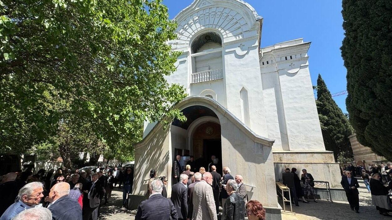 Люди собираются в церкви при Дидубийском пантеоне в Тбилиси, где проходит отпевание скульптора, президента Российской академии художеств Зураба Церетели