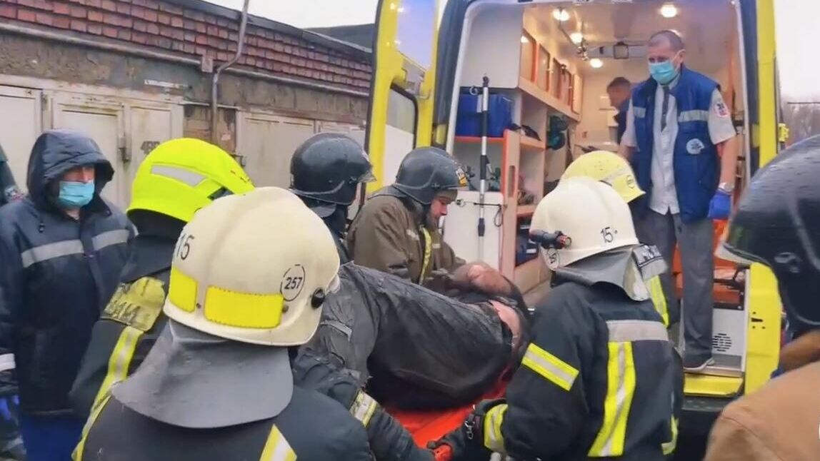 Сотрудники МЧС и муниципальной аварийно-спасательной службы спасли мужчину из-под завалов двух гаражей после взрыва газовоздушной смеси в Новосибирске. 17 апреля 2025