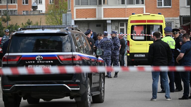 Экстренные службы на месте взрыва автомобиля в Балашихе