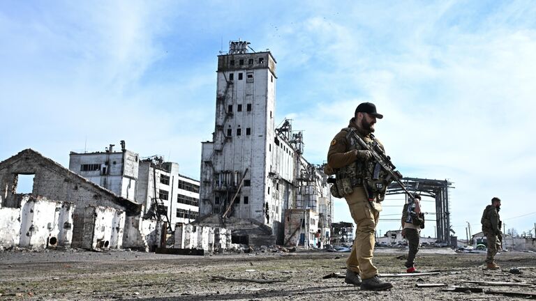 Военнослужащие батальонно-тактической группы Каштан спецназа Ахмат в освобожденной Судже