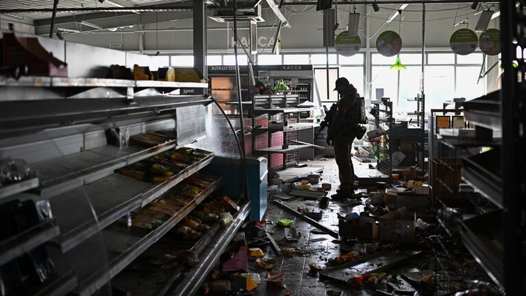 Военнослужащий батальонно-тактической группы Каштан спецназа Ахмат в разрушенном магазине Пятерочка в освобожденной Судже