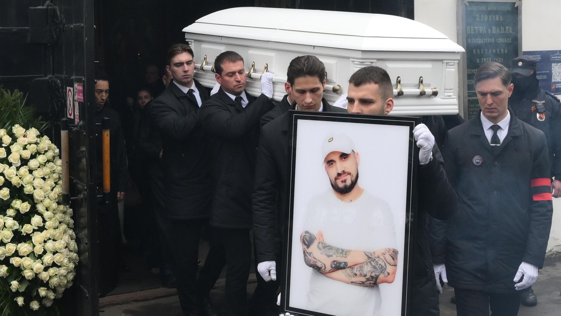 Вынос гроба с телом рэпера Паши Техника (настоящее имя – Павел Ивлев) после церемонии прощания в храме Петра и Павла в Лефортово в Москве