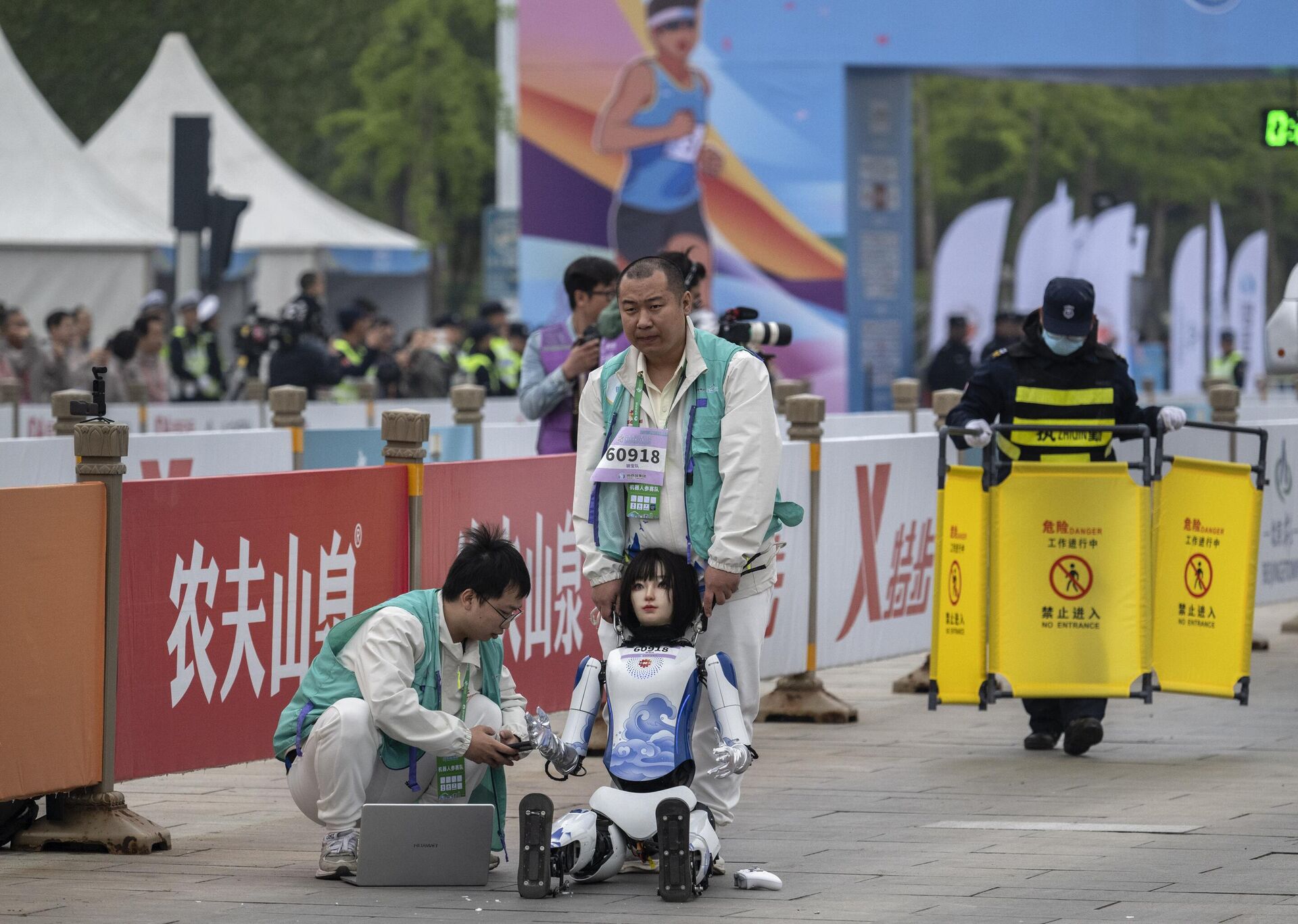 Человекоподобный робот во время полумарафона в Пекине, КНР. 19 апреля 2025