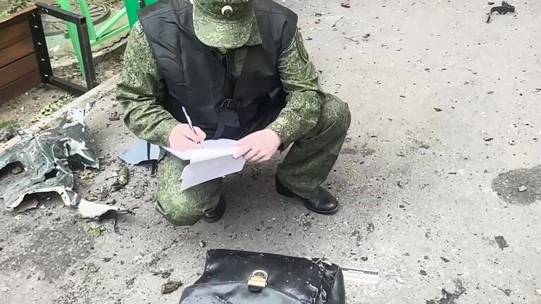 Сотрудник Следственного комитета РФ работает на месте взрыва автомобиля в Балашихе