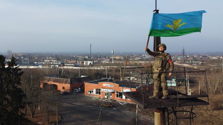 Военнослужащий группировки войск Север в освобожденной Судже