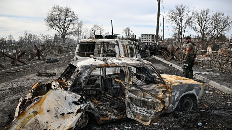 Уничтоженные легковые автомобили в освобожденной Судже