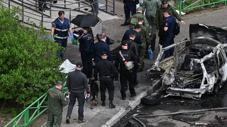 Экстренные службы на месте взрыва автомобиля в Балашихе