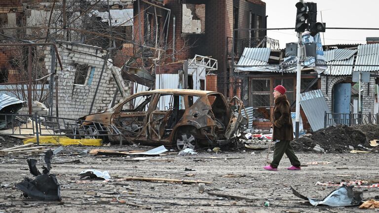 Женщина на одной из улиц в освобожденной Судже