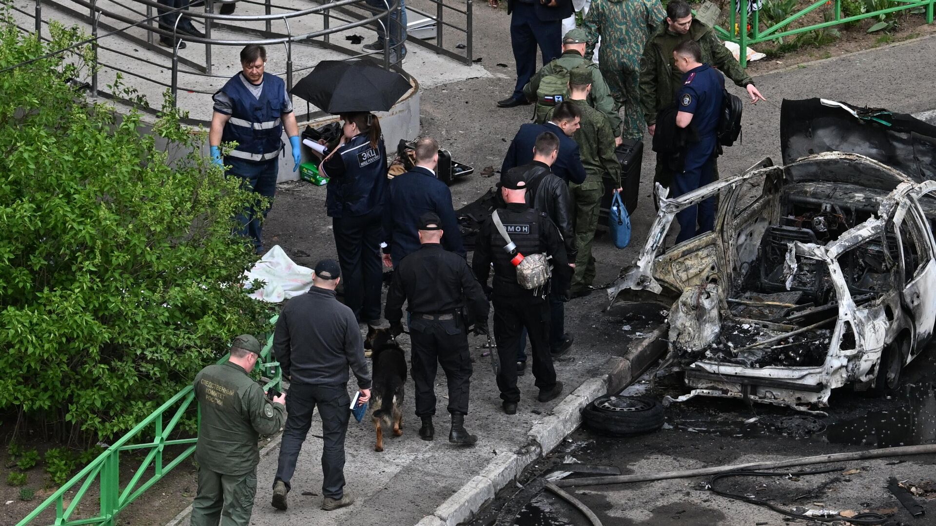 Экстренные службы на месте взрыва автомобиля в Балашихе